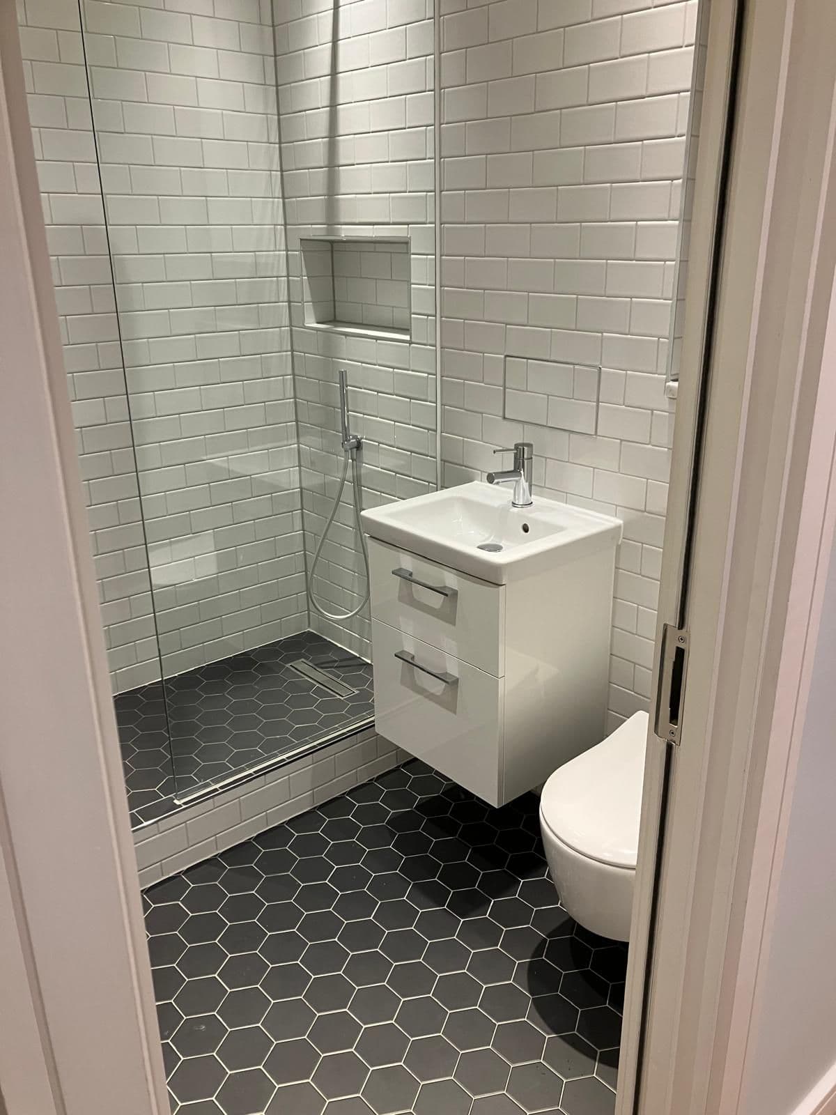 London bathroom refurbishment - feature tiling and lighting detail